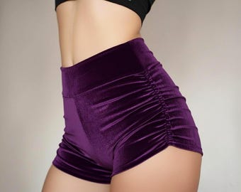 Short butin en velours froncé : taille haute, côtés rave, bas de festival.