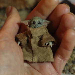 Baby grogu, arte de fãs de Star Wars, miniaturas de casas de bonecas, presente fofo, boneca de arte ooak, arte de criaturas, arte de fantasia, fofo assustador, ficção científica, colecionáveis