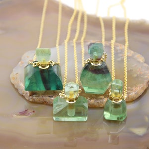 Pode incluir: Cinco colares de corrente de ouro com pingentes de frasco de perfume de fluorite verde. Os frascos são de formas e tamanhos diferentes.