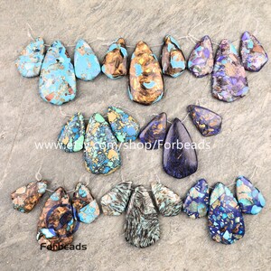 Op de afbeelding: Assortiment van druppelvormige edelsteen kralen in verschillende kleuren, waaronder turquoise, bruin, paars en blauw. De kralen zijn geregen, klaar voor het maken van sieraden. De afbeelding bevat de tekst "www.etsy.com/shop/Forbeads" en "Forbeads".