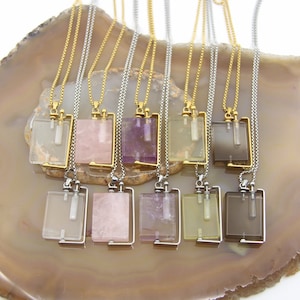 Puede incluir: Ocho collares de oro con colgantes cuadrados con cristales de diferentes colores. Los colgantes son transparentes, de cuarzo rosa, amatista, verde y cuarzo ahumado.