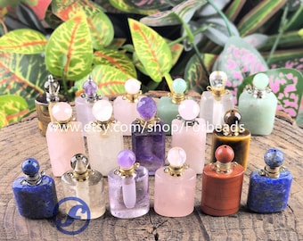 Puede incluir: Una colección de pequeños frascos de perfume rectangulares tallados en diversas piedras preciosas, como cuarzo rosa, amatista, lapislázuli y ojo de tigre. Cada frasco tiene un tapón de metal dorado con una pequeña piedra redonda.