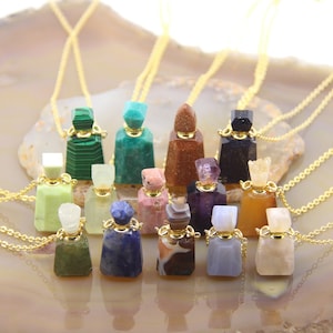 Puede incluir: Una colección de 14 collares de cadena dorada con colgantes de botella de cristal. Las botellas están hechas de varios tipos de piedras, incluyendo malaquita, amatista, ágata y lapislázuli.