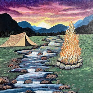 Puede incluir: Pintura acrílica de una escena de campamento al anochecer. Una tienda de campaña beige se encuentra cerca de un río que fluye, con una hoguera ardiendo intensamente. El cielo transita del azul al púrpura y al naranja, con estrellas visibles.