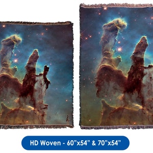 Może przedstawiać: Tkany koc z żywym obrazem mgławicy Pillars of Creation w mgławicy Orła. Mgławica to kosmiczny obłok gazu i pyłu, z majestatycznymi filarami gazu i pyłu oświetlonymi przez pobliskie gwiazdy. Koc dostępny jest w dw&oacute;ch rozmiarach: 152 cm &times; 137 cm i 178 cm &times; 137 cm.