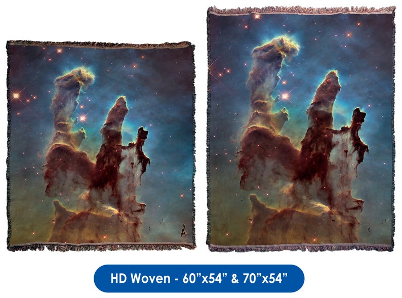 Może przedstawiać: Tkany koc z żywym obrazem mgławicy Pillars of Creation w mgławicy Orła. Mgławica to kosmiczny obłok gazu i pyłu, z majestatycznymi filarami gazu i pyłu oświetlonymi przez pobliskie gwiazdy. Koc dostępny jest w dw&oacute;ch rozmiarach: 152 cm &times; 137 cm i 178 cm &times; 137 cm.