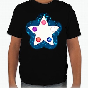 Puede incluir: Camiseta negra con una estrella blanca y cinco gemas de colores en el centro. Las gemas son rosa, morado, rojo, azul y blanco.