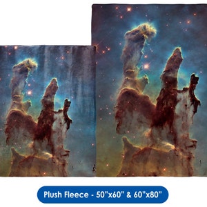 Może przedstawiać: Dwa pluszowe koce z polaru z żywym obrazem mgławicy Pillars of Creation. Mniejszy koc ma wymiary 50 cali na 60 cali, a większy 60 cali na 80 cali.