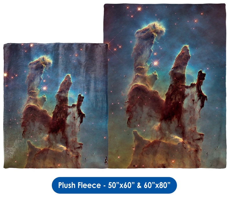 Może przedstawiać: Dwa pluszowe koce z polaru z żywym obrazem mgławicy Pillars of Creation. Mniejszy koc ma wymiary 50 cali na 60 cali, a większy 60 cali na 80 cali.