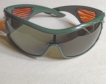 Lunettes de soleil de « Marc Jacobs » en plastique vert foncé, enveloppantes, avec protections latérales.