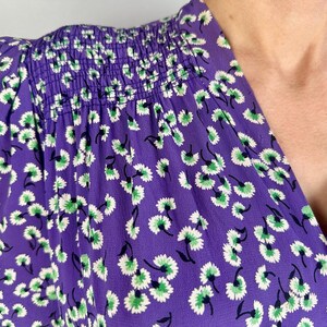 Jurk The Anjers uit de jaren 30 | Vintage jaren '30 jurk van paars rayon crêpe met smokwerk pofmouwen + witte en groene bloemenprint | Extra groot XL afbeelding 9