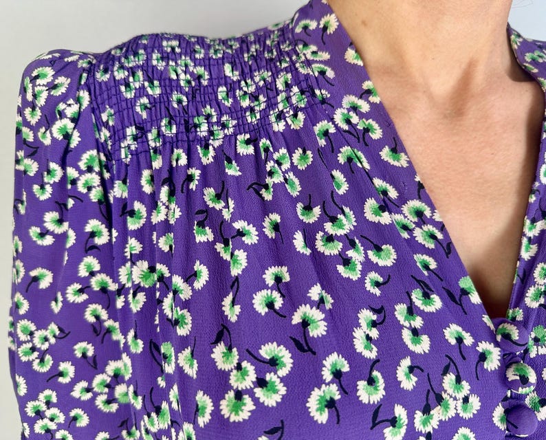 Jurk The Anjers uit de jaren 30 | Vintage jaren '30 jurk van paars rayon crêpe met smokwerk pofmouwen + witte en groene bloemenprint | Extra groot XL afbeelding 9