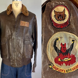 Chaqueta de cuero de teniente Locked and Loaded de los años 40 / Abrigo de vuelo G1 vintage de los años 40 de piel marrón con cinturón en la espalda y parches de la Marina de los EE. UU. / Talla 48 (Grande XL)