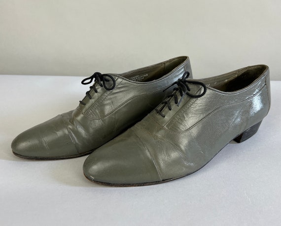 1960s Classic Captoe Shoes | Vintage 60s Porpoise Grey Gray Leather Lace-Up Oxfords by 'Stacy Adams' with Latin Heel  | Size US 9