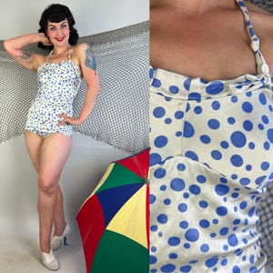 Costume da bagno "Mare di Pois" anni '40 / Costume da bagno intero vintage anni '40 in raso bianco con pois blu multi-taglia e fiocchi decorativi / Taglia piccola/media