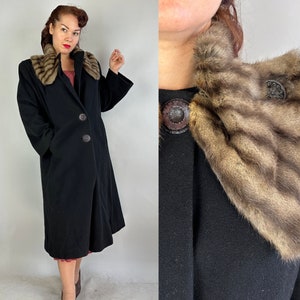 1930-tals Divine Decadence-kappa | Vintage 30-tals svart ullöverrockjacka med rosettformad taupe pälskrage och irisformade knappar | Medium Large