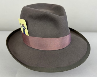 1940s Silver Fox Fedora | Vintage 40s Dove Grey Beaver Felt Hat with Mauve Grosgrain Ribbon Band and Snap Brim Edge Trim | Size 7&3/8 Large