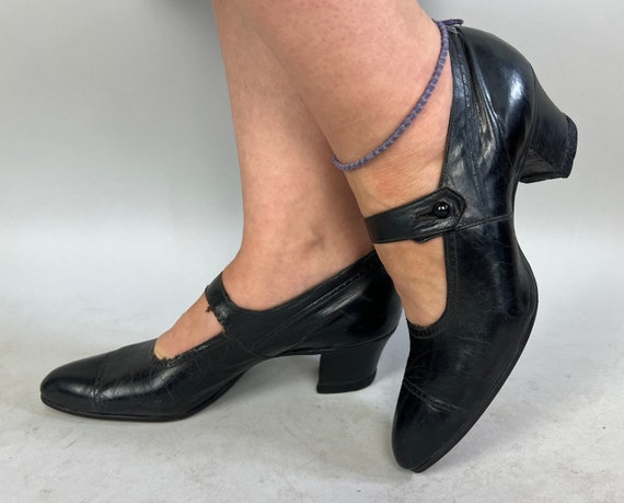 1920s Magnificent Mary Janes | Vintage 20s Black Leather Low Heel Shoes with Button Strap and Pointy Toe | Size US 7