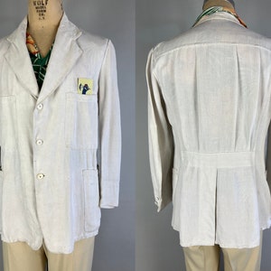 Puede incluir: Una chaqueta de lino blanca con cierre de un solo botón y dos bolsillos. La chaqueta tiene un pequeño bolsillo de parche en el pecho izquierdo con una ilustración vintage de un pájaro.