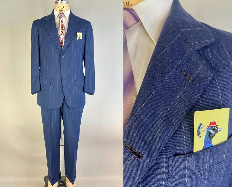 Puede incluir: Un traje azul de rayas diplom&aacute;ticas que incluye una chaqueta de dos botones con solapas de muesca y pantalones a juego. La chaqueta se combina con una camisa blanca, una corbata estampada y un pa&ntilde;uelo con un pavo real con sombrero rojo.