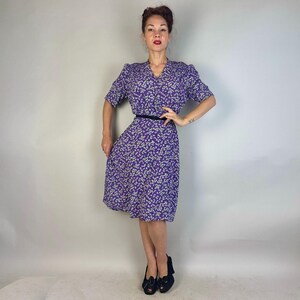 Jurk The Anjers uit de jaren 30 | Vintage jaren '30 jurk van paars rayon crêpe met smokwerk pofmouwen + witte en groene bloemenprint | Extra groot XL afbeelding 6
