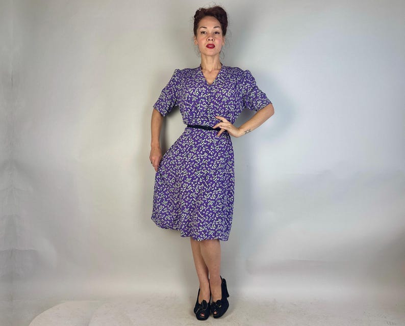 Jurk The Anjers uit de jaren 30 | Vintage jaren '30 jurk van paars rayon crêpe met smokwerk pofmouwen + witte en groene bloemenprint | Extra groot XL afbeelding 6
