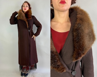 1920er Jahre Fuzzy Wuzzy Flapper-Mantel | Vintage 20er Jahre Brauner Woll Cocoon Deco Mantel mit Riesen Pelzkragen Schalkragen und Hüftknopf | Mittelgroß