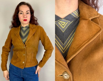 Jaren '30 Round the Range Kozakkenjack | Vintage jaren '30 Fawn Brown Suede bijgesneden jas met zakken en taille-verstellers | Klein Extra Klein XS