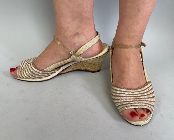 1950s Casual Cutie Shoes | Vintage 50s Ivory White and Taupe Rattan Open Toe Platform Wedge Strappy Slingback Sandals | Size US 8.5-9