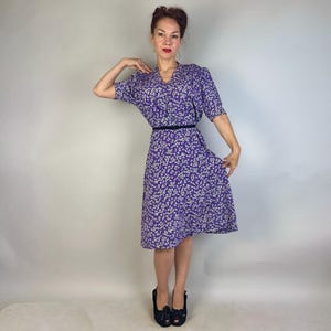 Jurk The Anjers uit de jaren 30 | Vintage jaren '30 jurk van paars rayon crêpe met smokwerk pofmouwen + witte en groene bloemenprint | Extra groot XL afbeelding 3