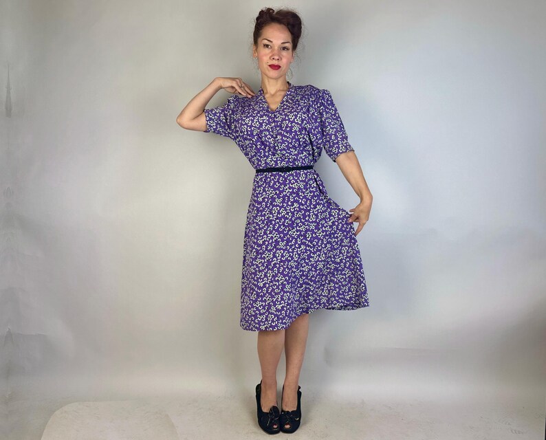 Jurk The Anjers uit de jaren 30 | Vintage jaren '30 jurk van paars rayon crêpe met smokwerk pofmouwen + witte en groene bloemenprint | Extra groot XL afbeelding 3