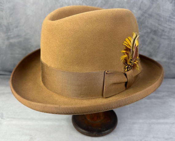 1950s Feathered Fellow Hat | Vintage 50s Tan Brown Homburg Fedora with Silk Grosgrain Ribbon Band Bow and Feathers | Size 7&1/4 7.25 Large