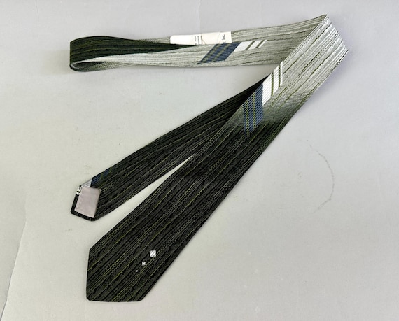 1950s The Natural Man Necktie | Vintage 50s Deadstock Silver Grey Moss Green Black Rayon Wood Grain Self Tie Cravat w/Color Guide