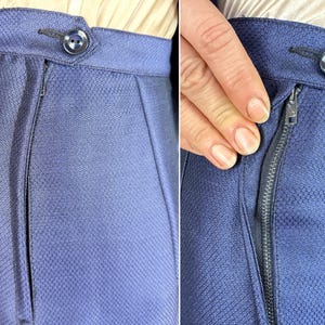 Conjunto "Lilli Ann" dos anos 50: Brilho Safira | Jaqueta e saia vintage dos anos 50 em seda e lã com estampa de escamas azuis e detalhes em marfim | Tamanho Extra Pequeno (XS) imagem 11