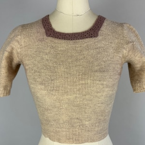 Polly's tröja från 1950-talet | Vintage stickad elfenbensfärgad havregrynsfärgad ulltröja med taupegrå virkad fyrkantig halsringning från 50-talet | Extra liten XS