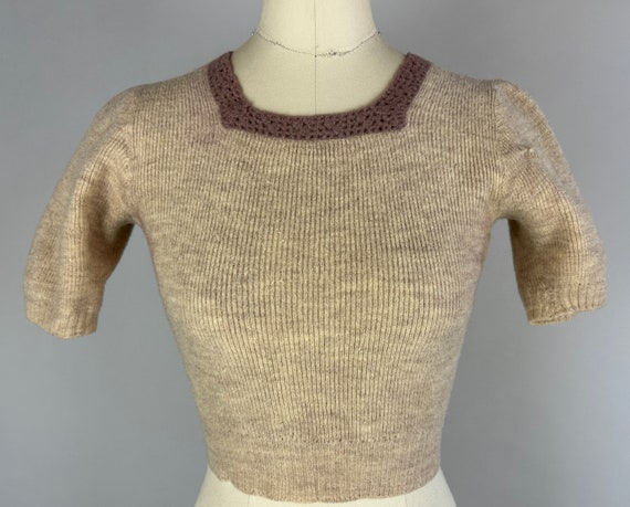 1950s Polly's Pullover | Vintage 50s Mottled Ivory Oatmeal Wool Knit Sweater Jumper with Taupe Grey Crochet Square Neckline | Extra Small XS