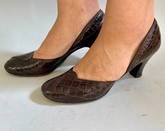 1940s Regal Reptile Pumps | Vintage 40s Natural Brown Alligator Leather High Heel Shoes with Overlapping Toe Accent | Size 7.5 7&1/2 US