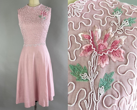 1950s Pretty Peony Frock | Vintage 50s Linen Sleeveless Sun Dress in Lavender Pink with Soutache and Embroidered Flower | Extra Small XS