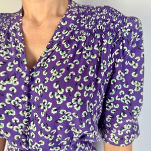 Jurk The Anjers uit de jaren 30 | Vintage jaren '30 jurk van paars rayon crêpe met smokwerk pofmouwen + witte en groene bloemenprint | Extra groot XL afbeelding 4