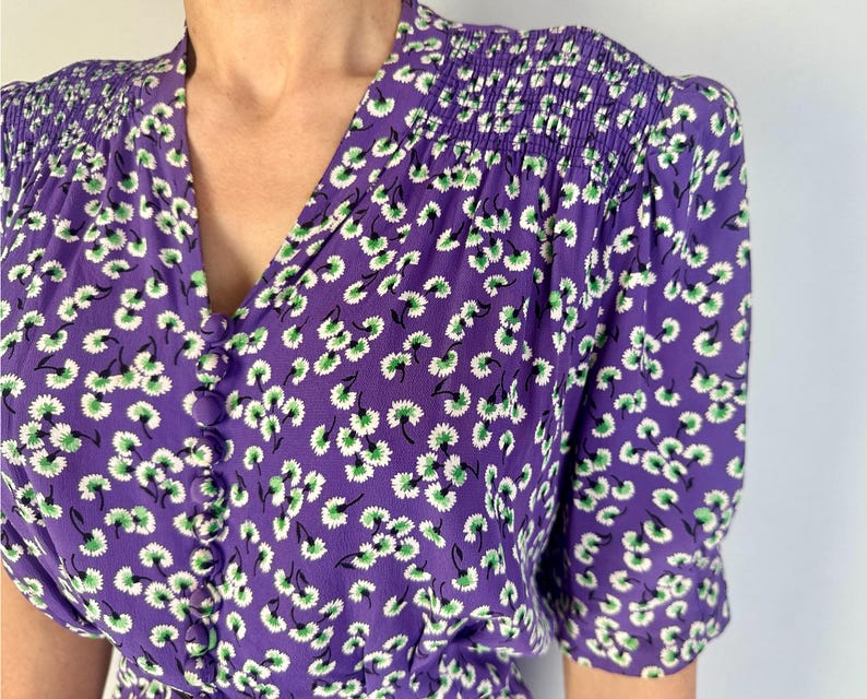Jurk The Anjers uit de jaren 30 | Vintage jaren '30 jurk van paars rayon crêpe met smokwerk pofmouwen + witte en groene bloemenprint | Extra groot XL afbeelding 4