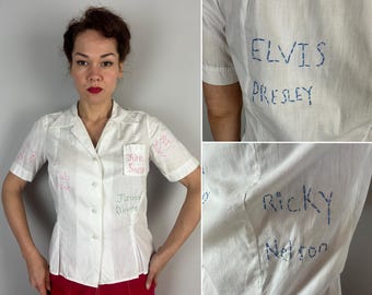 1950s Can I Get Your Autograph Blouse | Vintage 50s White Cotton Signature Shirt w/Pink Blue Green Famous Names Embroidery | Small Medium