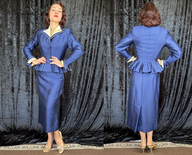 Conjunto "Lilli Ann" dos anos 50: Brilho Safira | Jaqueta e saia vintage dos anos 50 em seda e lã com estampa de escamas azuis e detalhes em marfim | Tamanho Extra Pequeno (XS) imagem 10