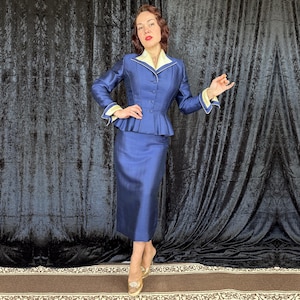 Conjunto "Lilli Ann" dos anos 50: Brilho Safira | Jaqueta e saia vintage dos anos 50 em seda e lã com estampa de escamas azuis e detalhes em marfim | Tamanho Extra Pequeno (XS) imagem 2