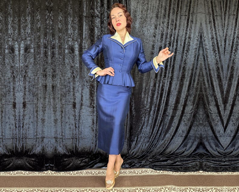 Conjunto "Lilli Ann" dos anos 50: Brilho Safira | Jaqueta e saia vintage dos anos 50 em seda e lã com estampa de escamas azuis e detalhes em marfim | Tamanho Extra Pequeno (XS) imagem 2