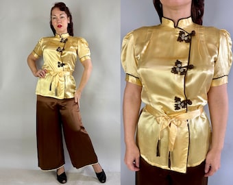 Golden Gal Lounge-Set aus den 1930er Jahren | Vintage 30er Jahre, zweifarbiges gelb-braunes Seiden-Set im asiatischen Stil mit Puffärmeln, 3-teilig: Oberteil mit Gürtel + Palazzo-Hose | Größe M