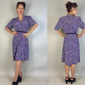 Jurk The Anjers uit de jaren 30 | Vintage jaren '30 jurk van paars rayon crêpe met smokwerk pofmouwen + witte en groene bloemenprint | Extra groot XL afbeelding 10