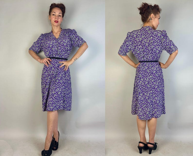 Jurk The Anjers uit de jaren 30 | Vintage jaren '30 jurk van paars rayon crêpe met smokwerk pofmouwen + witte en groene bloemenprint | Extra groot XL afbeelding 10