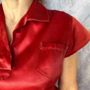 1930-tals Hollywood Hotpants Ensemble | Vintage 30-tals röd rayon satinskjorta, leotardshorts och bältesset med vita filtmärken | Liten Mellan bild 3