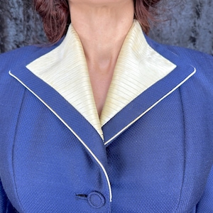 Conjunto "Lilli Ann" dos anos 50: Brilho Safira | Jaqueta e saia vintage dos anos 50 em seda e lã com estampa de escamas azuis e detalhes em marfim | Tamanho Extra Pequeno (XS) imagem 3