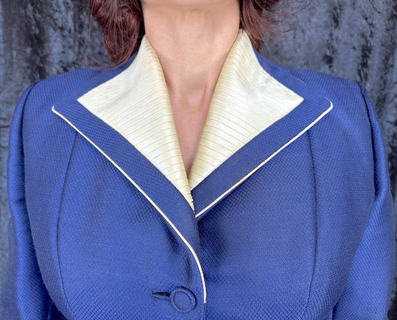 Conjunto "Lilli Ann" dos anos 50: Brilho Safira | Jaqueta e saia vintage dos anos 50 em seda e lã com estampa de escamas azuis e detalhes em marfim | Tamanho Extra Pequeno (XS) imagem 3